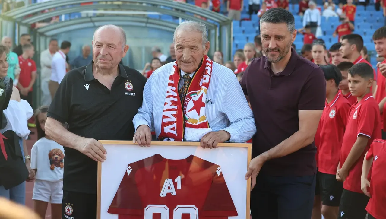 ЦСКА облече Стратега Димитър Пенев с фланелка №80 