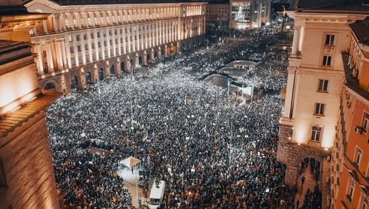 Хиляди се събраха на площад „Независимост“ в София, протестират срещу властта