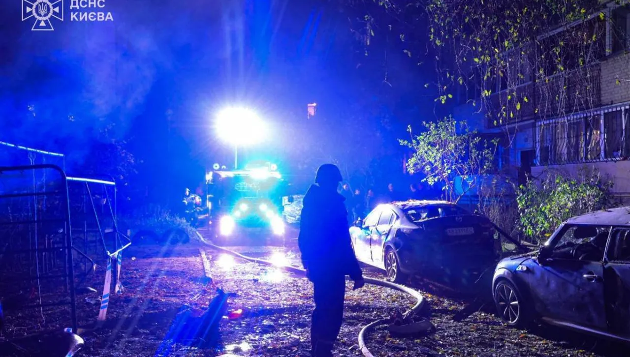 Руска нощна атака срещу Киев рани хора, възпламени сгради и коли