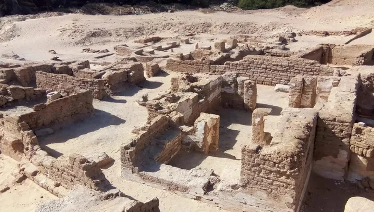 Изгубен град на 1600 години в египетската пустиня с рядка фреска на Иисус Христос