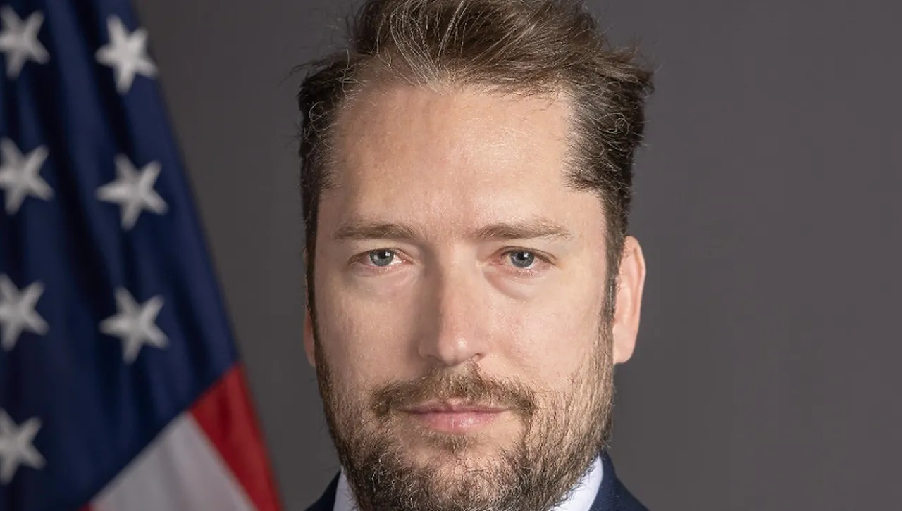 Служителят при Тръмп, който закри агенция за борба с дезинформацията, е свързан с Кремъл