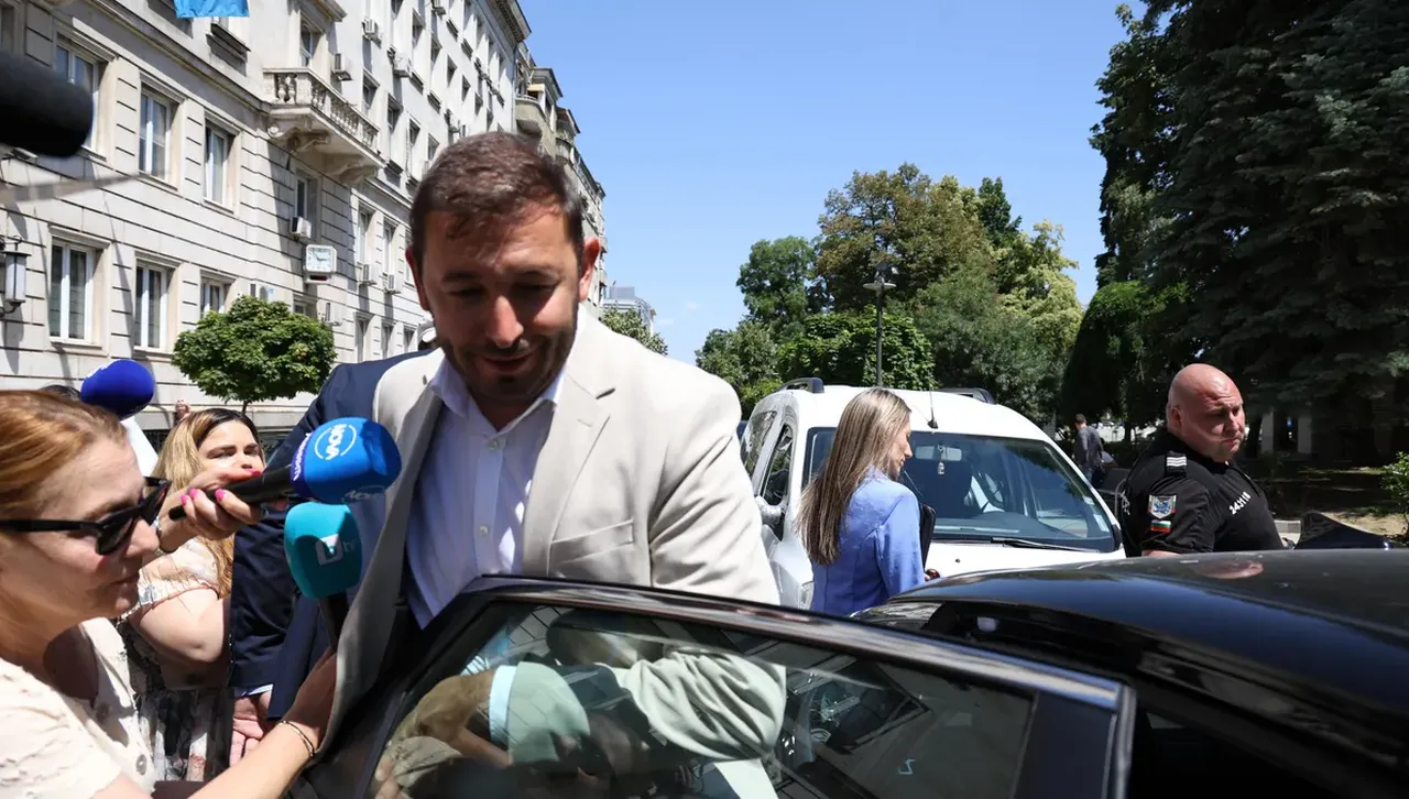 Зам.-кметът на София Барбутов е обвинен за участие в престъпна група и предлагане на подкуп