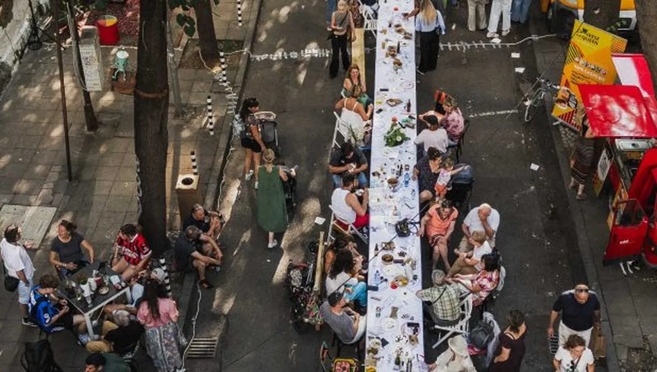 Празник на „Голямата маса“ за 4-ти път: Постлаха 120-метрова трапеза на ул. „Оборище“