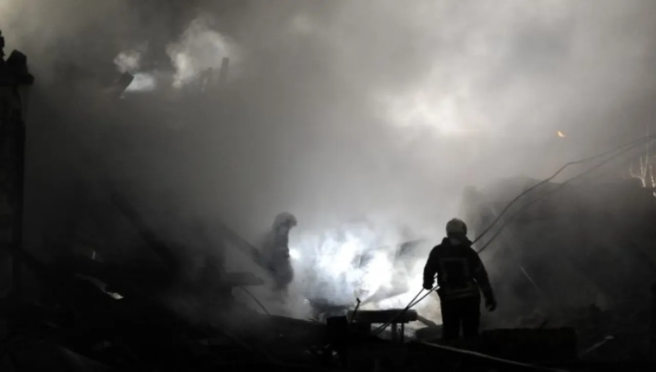 Нощна вълна от украински дронове възпламени петролно депо в Русия и удари друго  