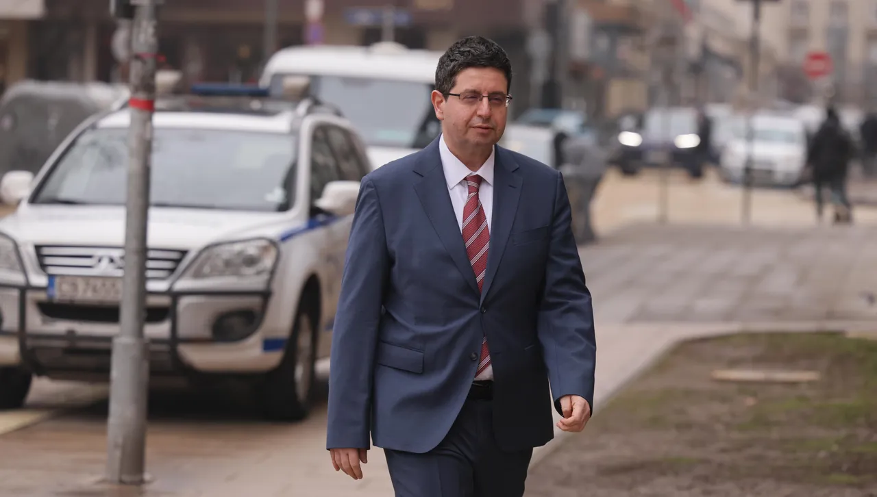 Минути по рано гуверньорът на БНБ Димитър Радев аргументира отказа