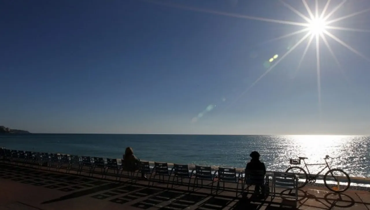 Слънчев августовски ден със слаби валежи на юг и по планините