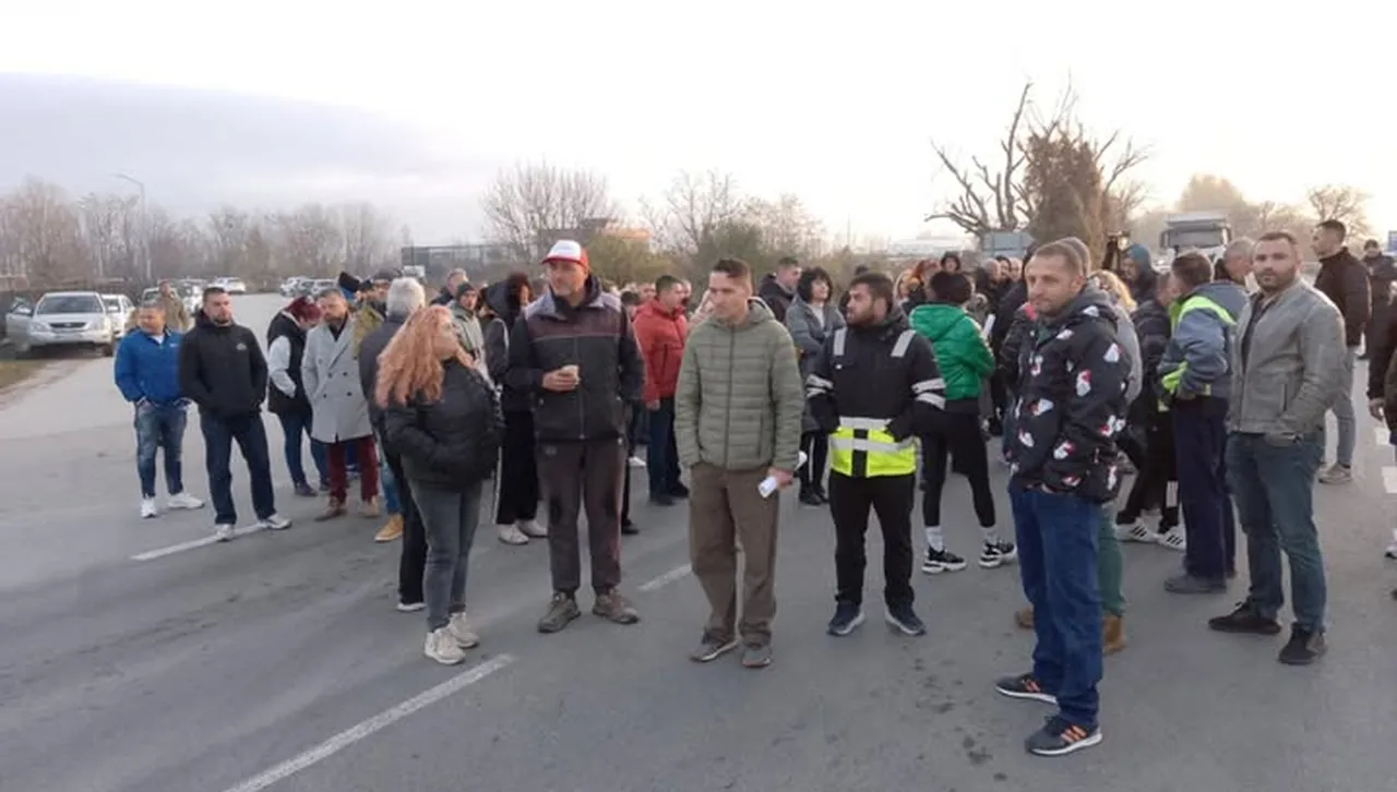 Протест срещу опасни мантинели блокира Околовръстното на Пловдив