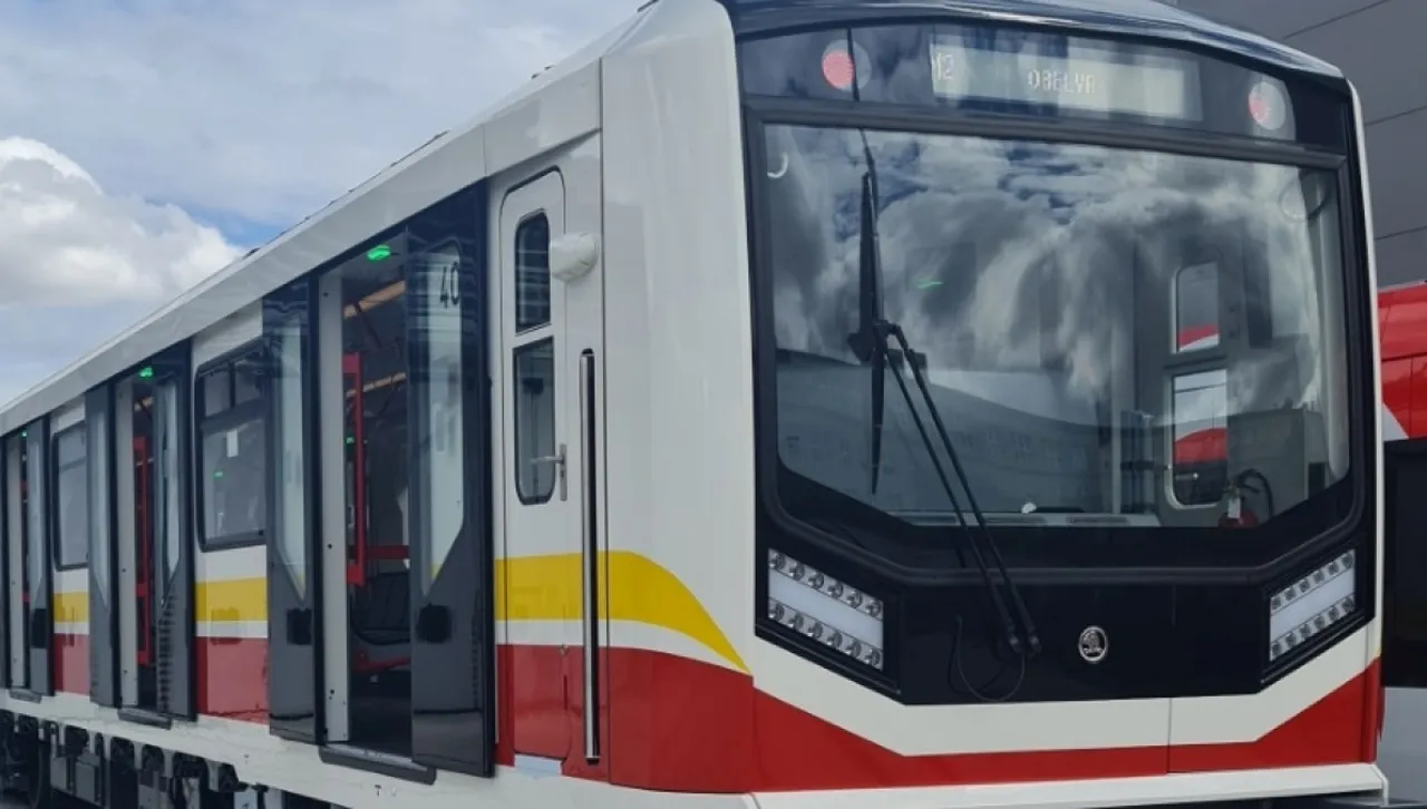 Скоро пускат първия от общо осемте нови влака за метрото в София