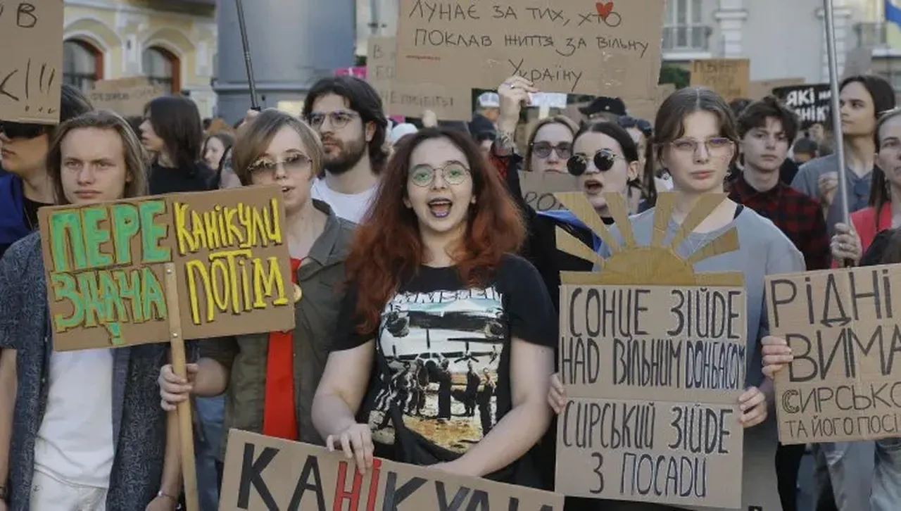 Украинският президент предизвика протести с изненадващото си уволнение на популярния