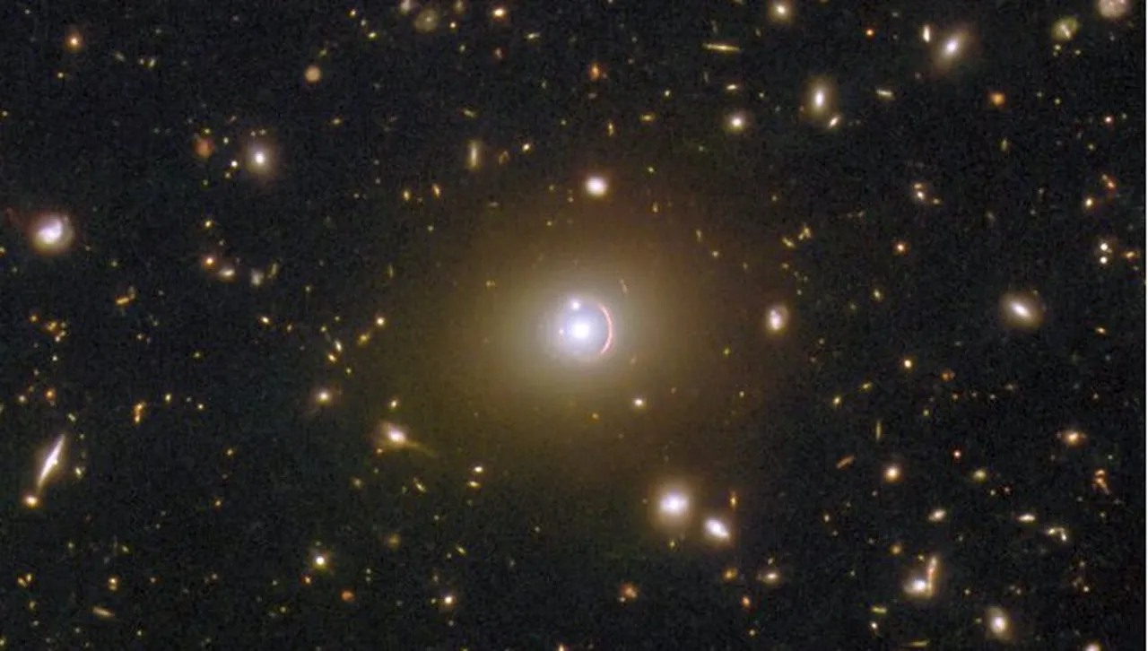 „Хъбъл“ надникна в миналото: Разкри древна галактика в уникалния пръстен на Айнщайн