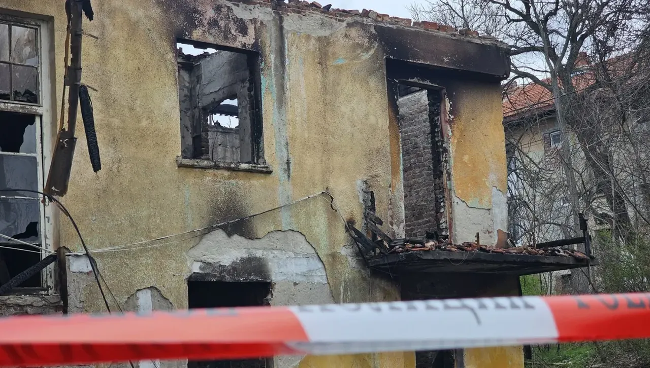 Пожар избухна в дом за възрастни в с. Огнен: Възрастна жена почина, обгазени са двама полицаи 