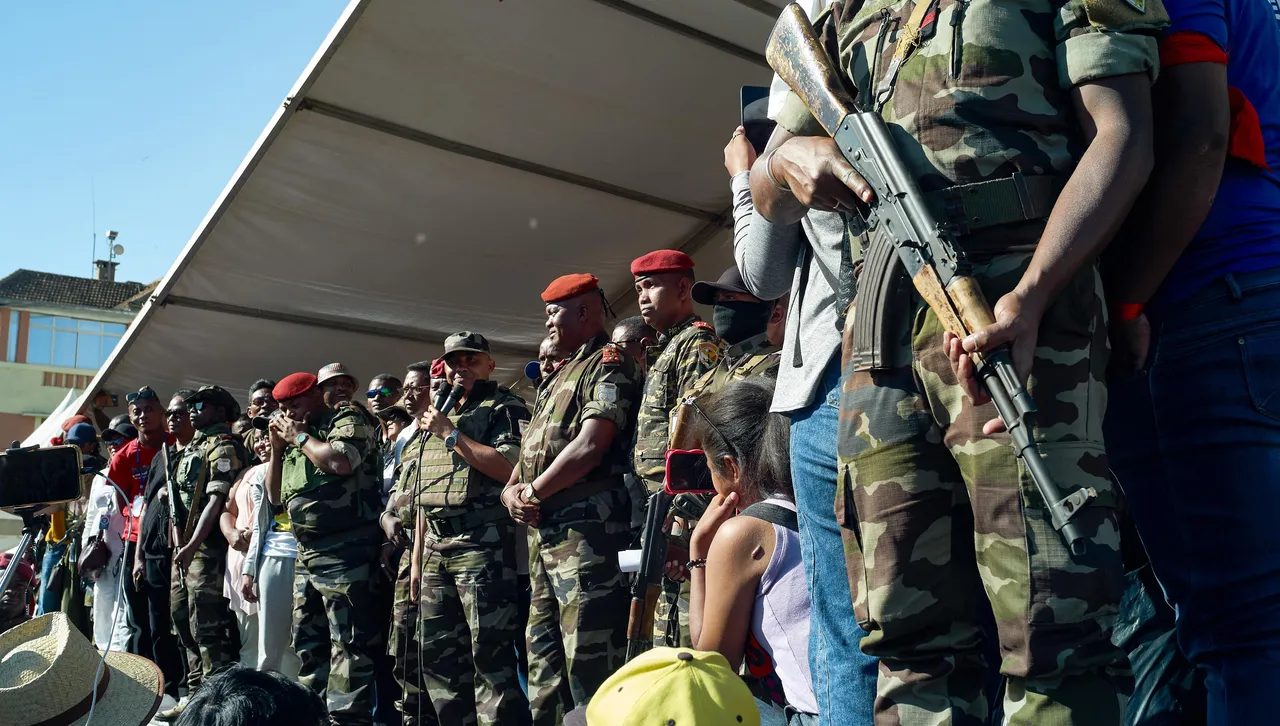 Военните в Мадагаскар взеха властта, президентът Андри Ражоелина избяга в чужбина