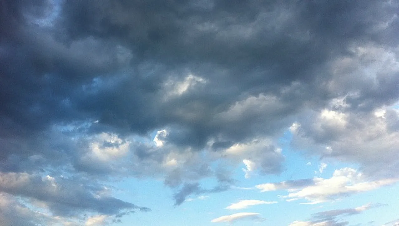 Облаци и дъжд, на юг слънце