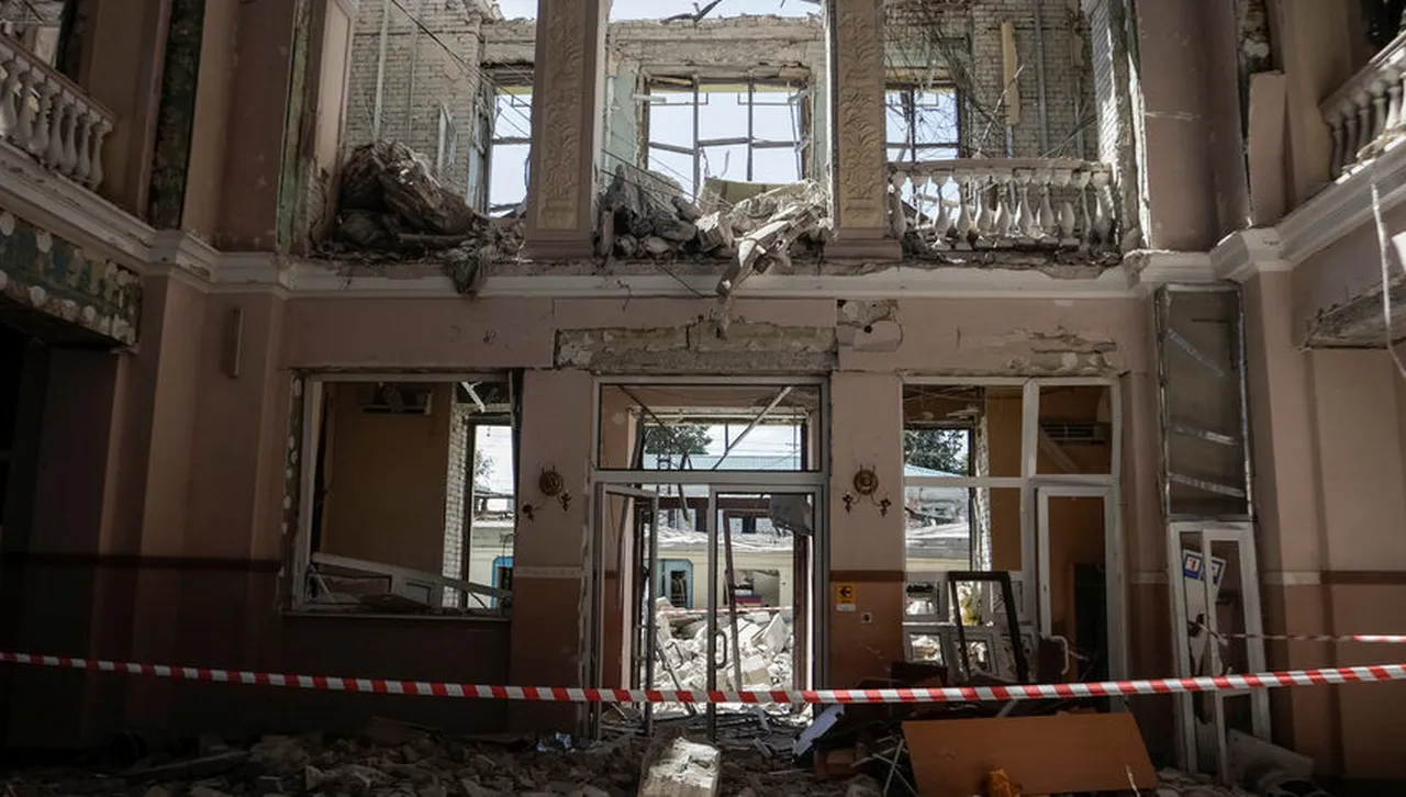 Масирана руска атака над украинския Лозова взе жертви и унищожи жп инфраструктура