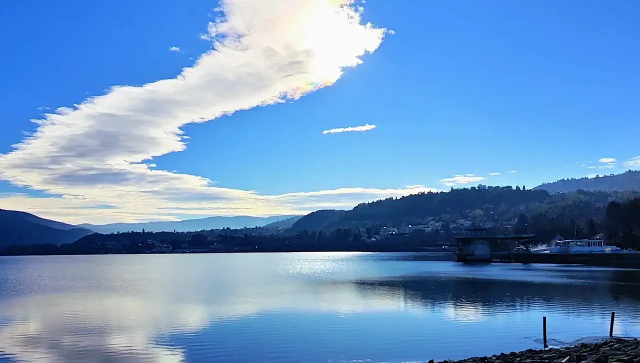 Вятърът е слаб предимно от изток Максималните температури между минус
