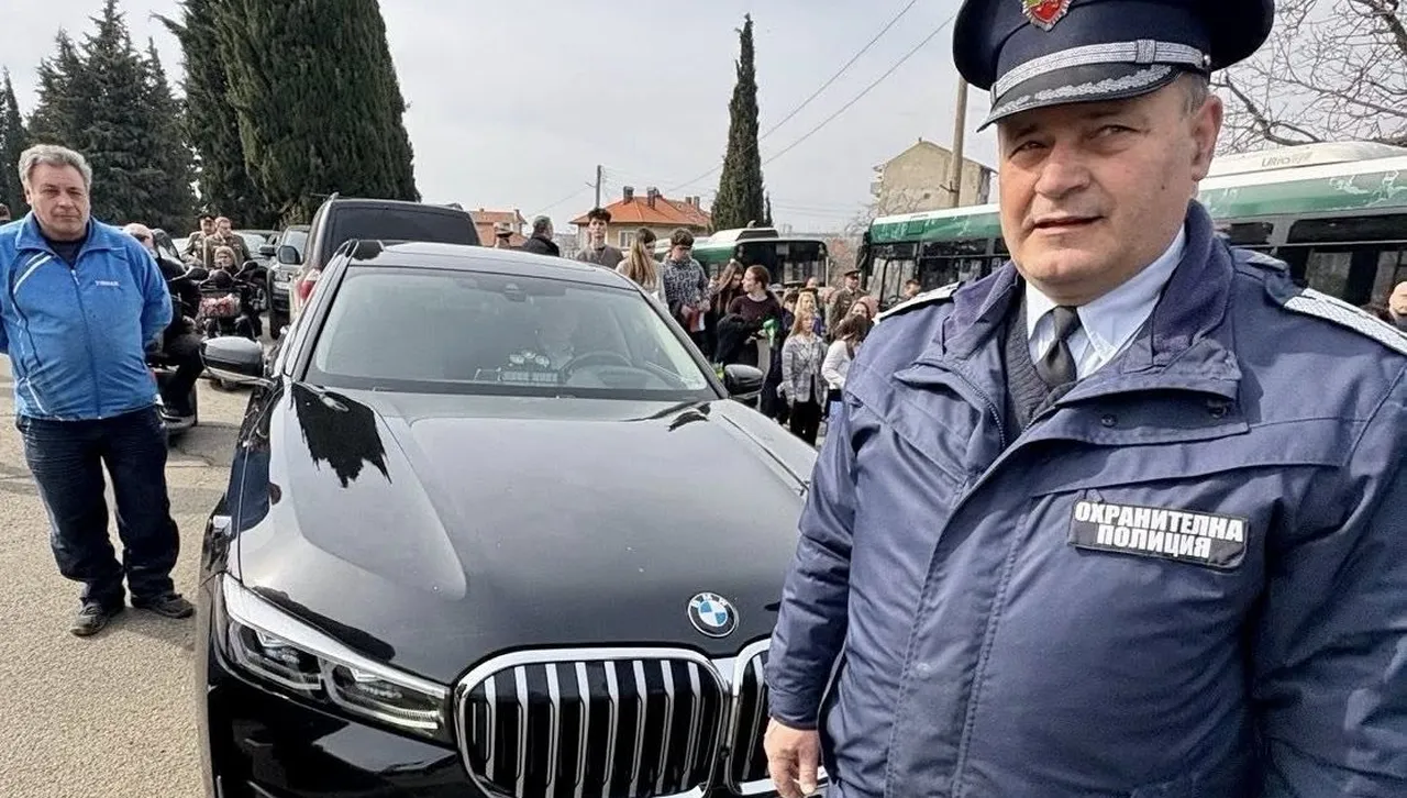 Радев се появи в Стара Загора с BMW на НСО - край на акцията с шкодата?