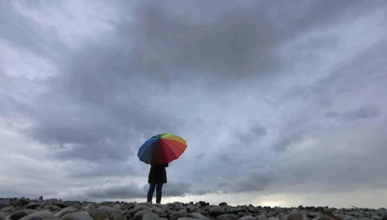 Облачно, ще превалява в Западна България, все още необичайно топло