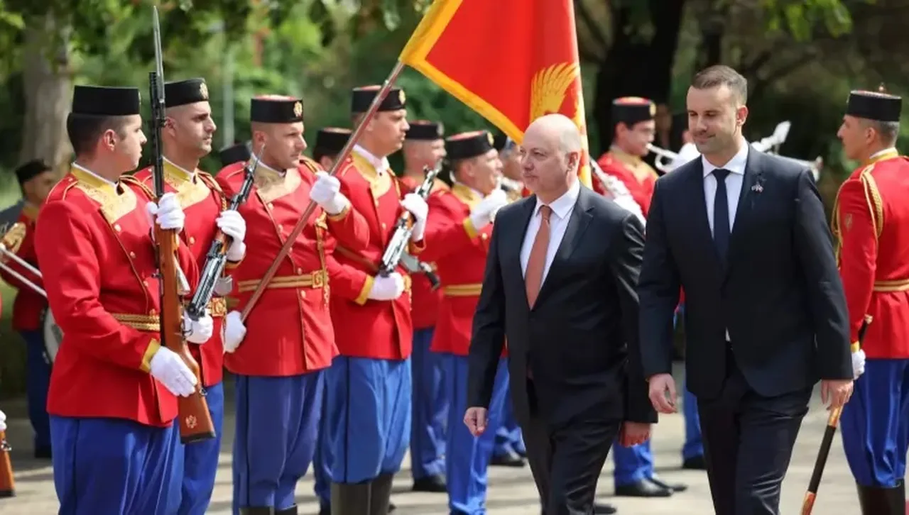 Черногорският премиер посрещна с високи почести Росен Желязков