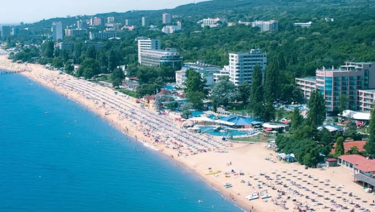 Проявяват агресия към спасители, които спират плажуващи да влизат в морето при червен флаг