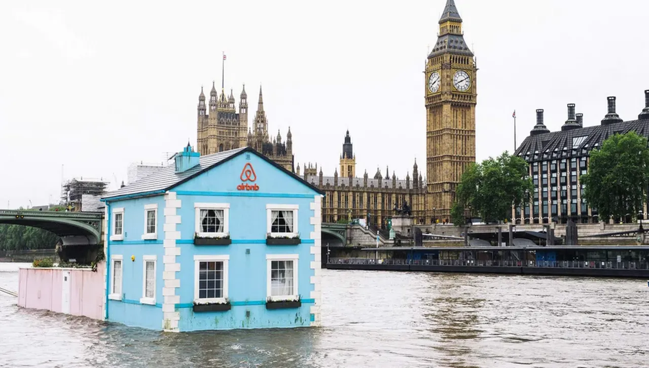 Това преобърна света ми: Имах бурен живот – но срещнах мъж, живеещ на плаваща къща..