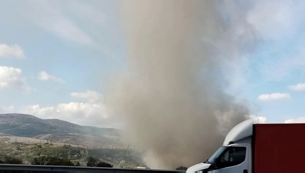 Огромен пожар избухна в района на промишлената зона в Перник