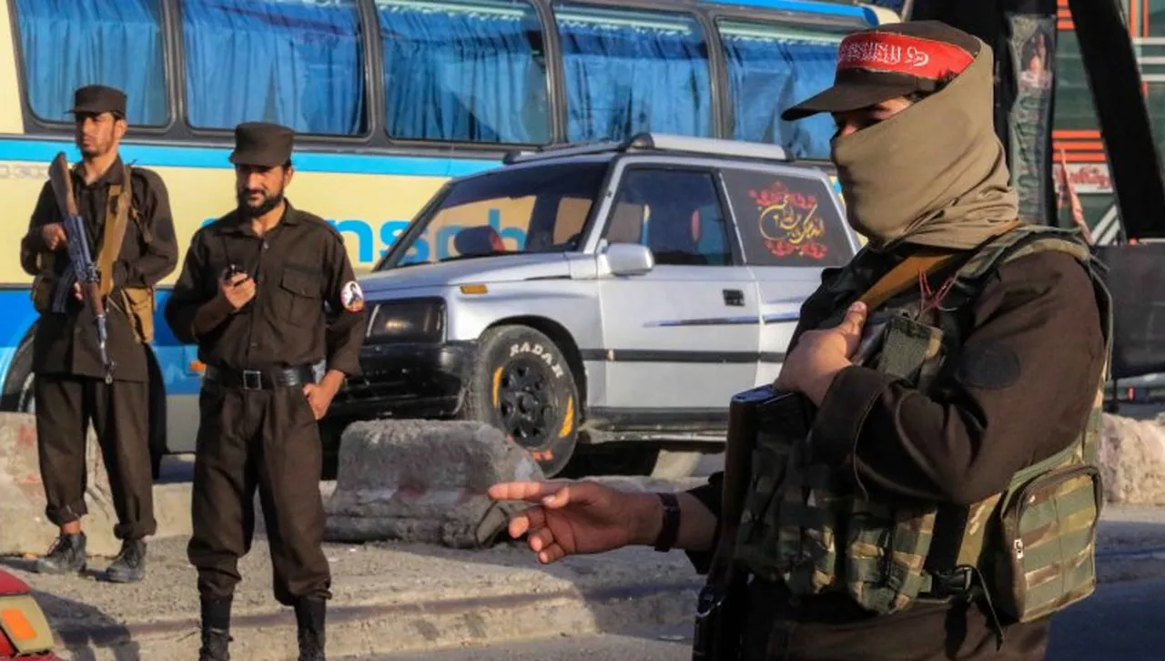 Пакистан обяви "открита война" като удари столицата на Афганистан