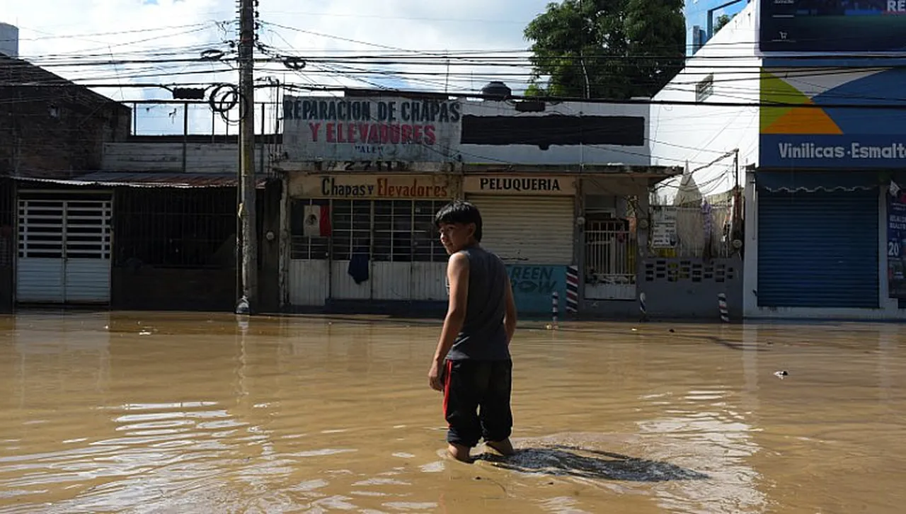 Най-малко 64 загинаха и 65 изчезнаха при мащабни наводнения в Мексико