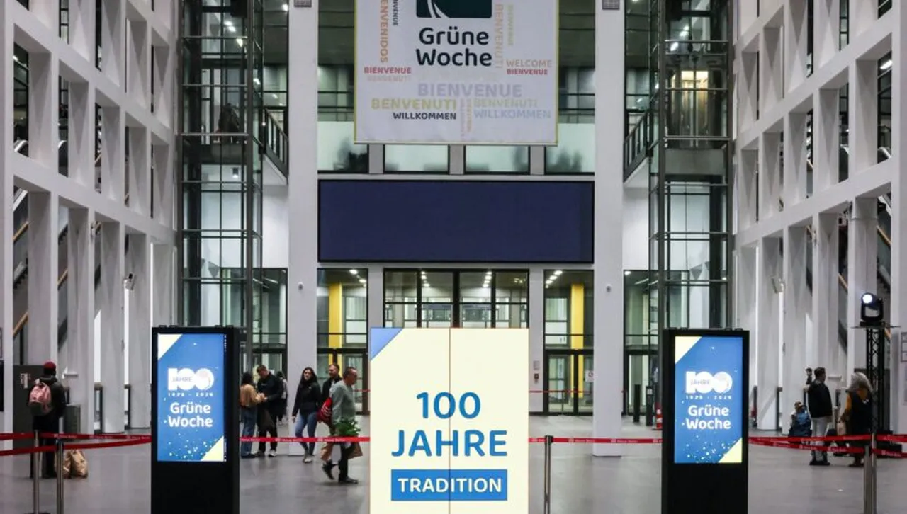 Панаирът освен търговска има и важна политическа роля тъй като