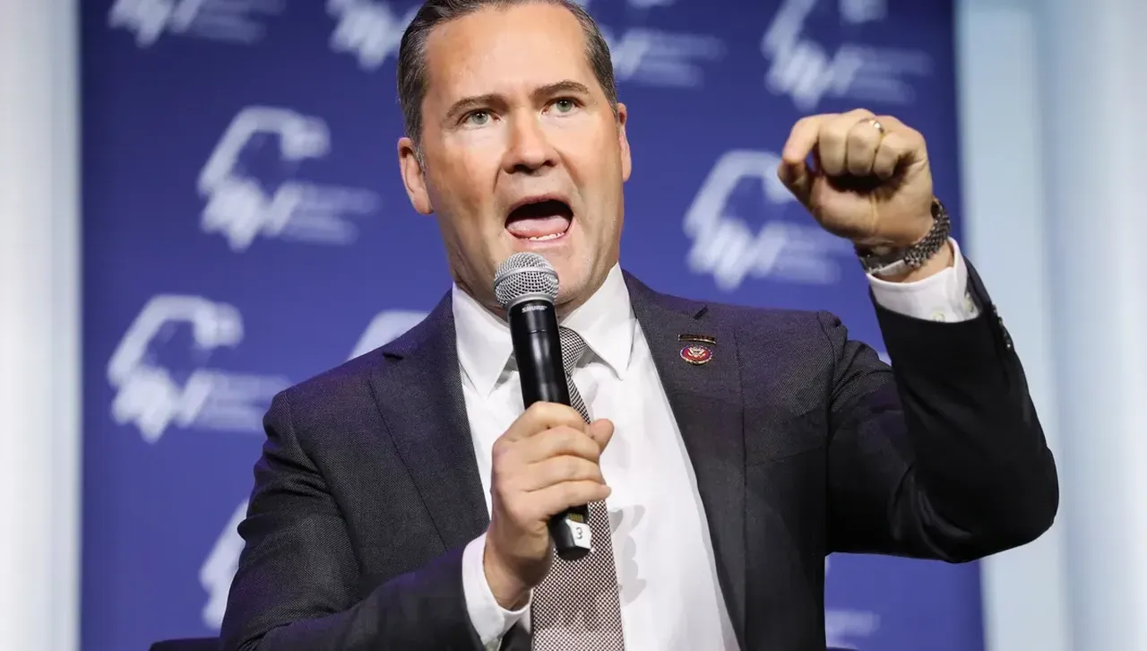 Майк Уолц е уволнен - заради скандала с чата в Signal