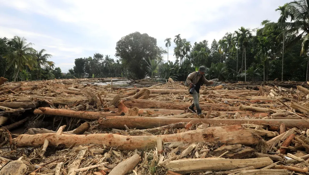 Загиналите от наводнения на о-в Суматра са над 800, стотици са в неизвестност