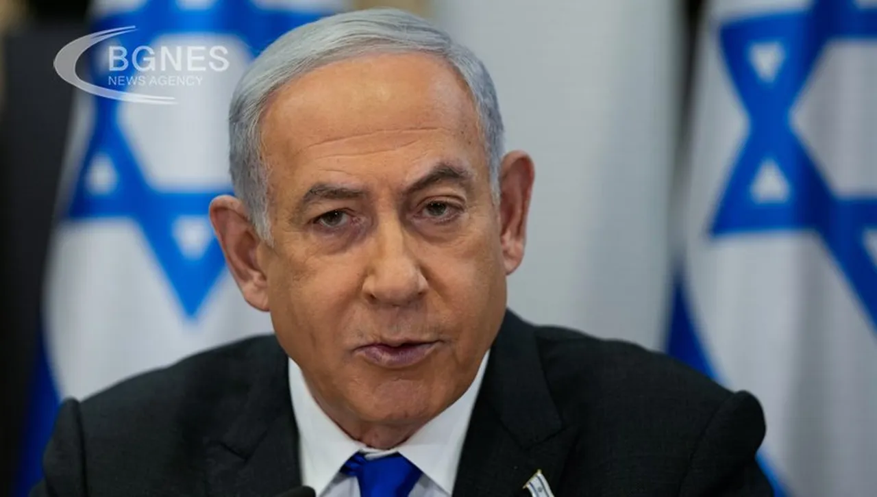 Активисти го направиха в знак на протест срещу ролята му