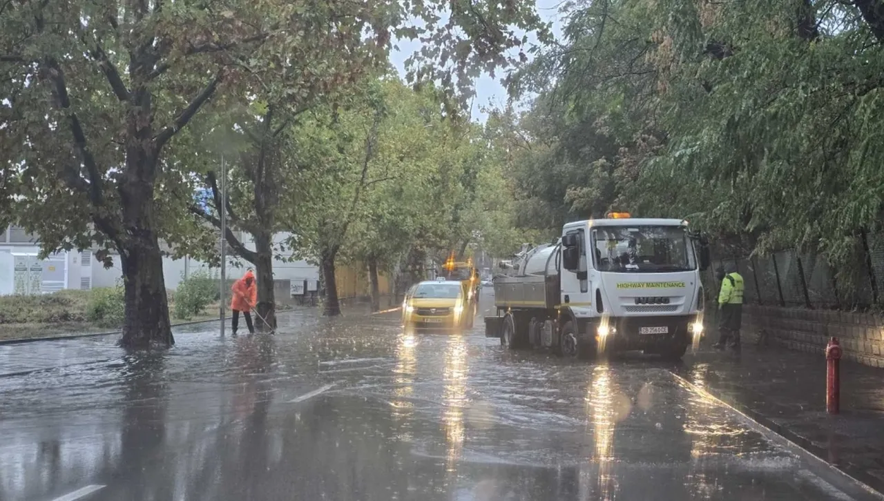 Дъждовен порой в Русе наводни кръстовища, закъсаха много коли