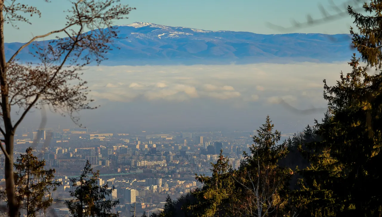 Облачно и мъгливо утро, слънце след обяд, температурите са пролетни
