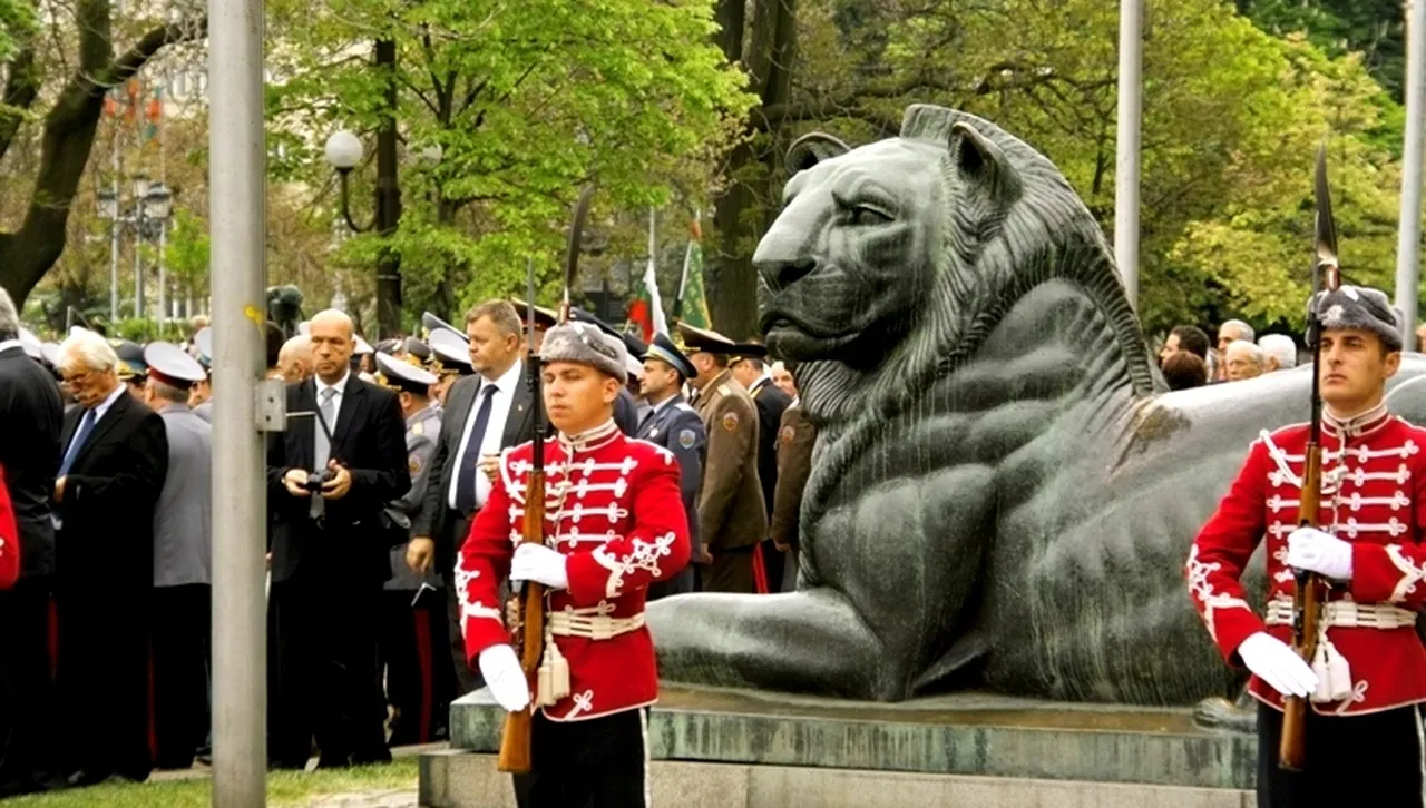 Тържествена смяна на почетния гвардейски караул в Деня на храбростта