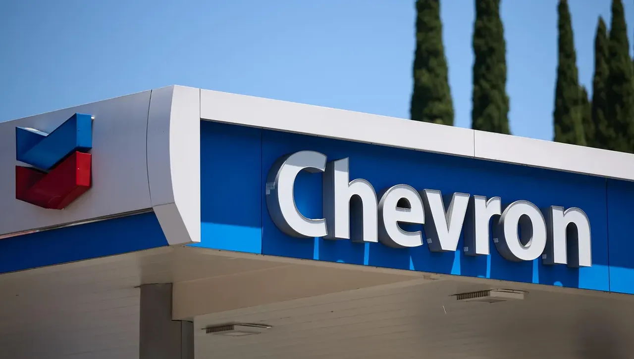  Американската  Chevron обмисля да придобие част от активите на „Лукойл“