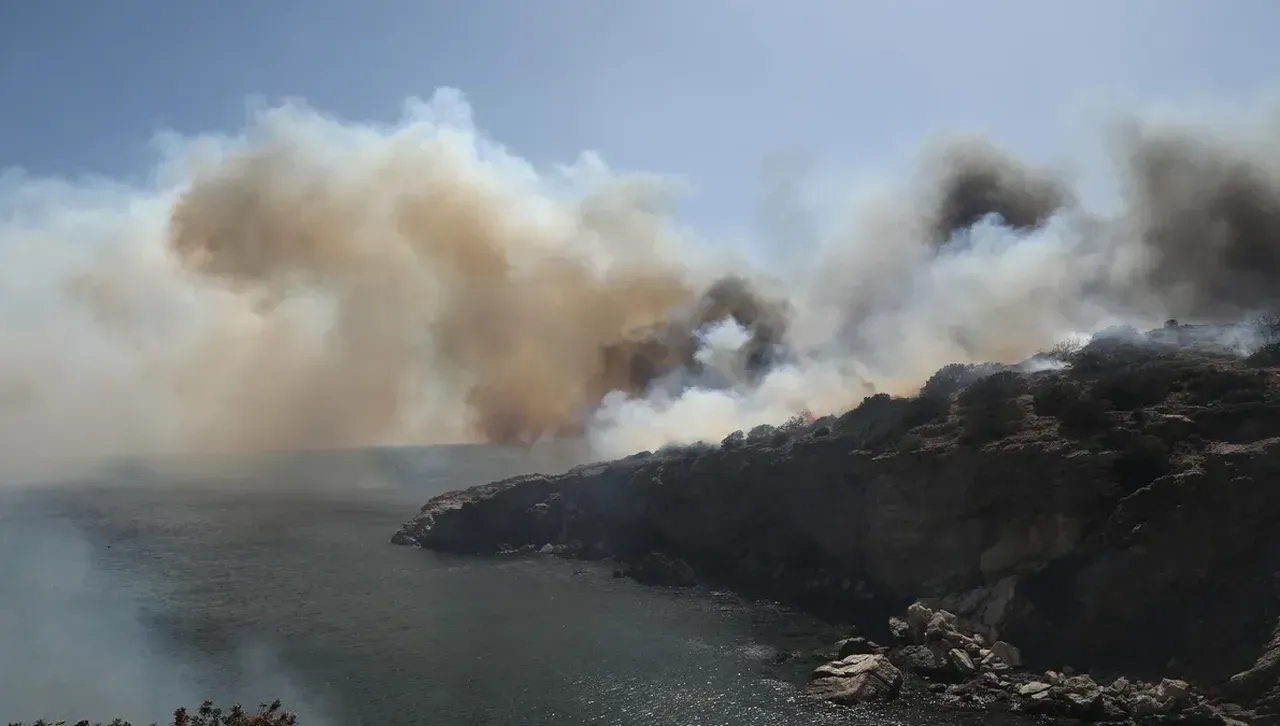 Наши пожарникари гасят в Гърция: Огънят прогони жители и туристи