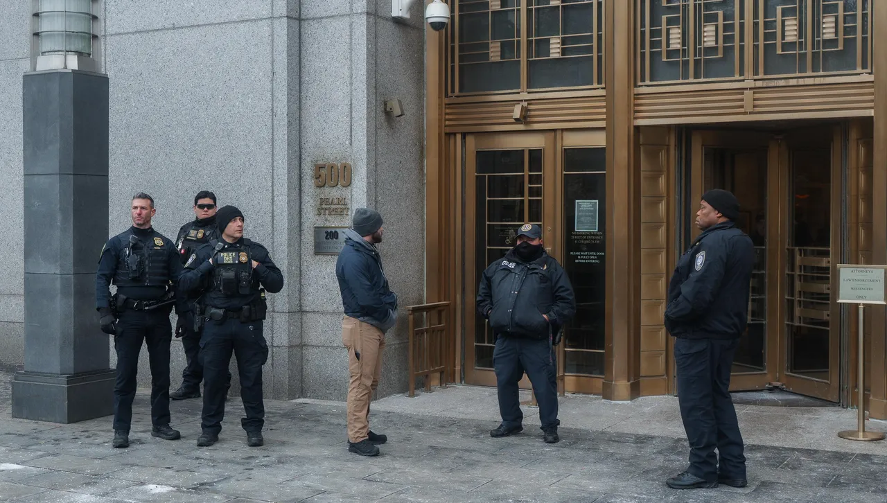 Съпругата му Силия Флорес се представи пред съда като първа