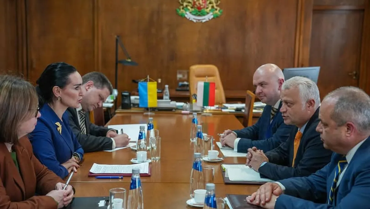 Знаково: Първата международна среща на Емил Дечев беше с посланика на Украйна