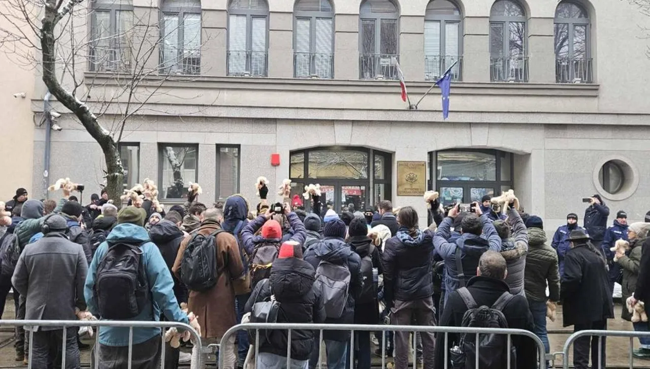  Младежката организация на „Да, България“ с акция: „Вън плюшените зайчета от ВСС и съдебната система!“