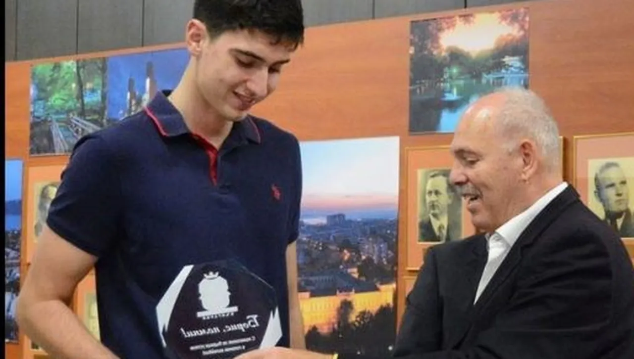 Удостоиха световния вицешампион по волейбол Начев с почетен плакет в родния му град