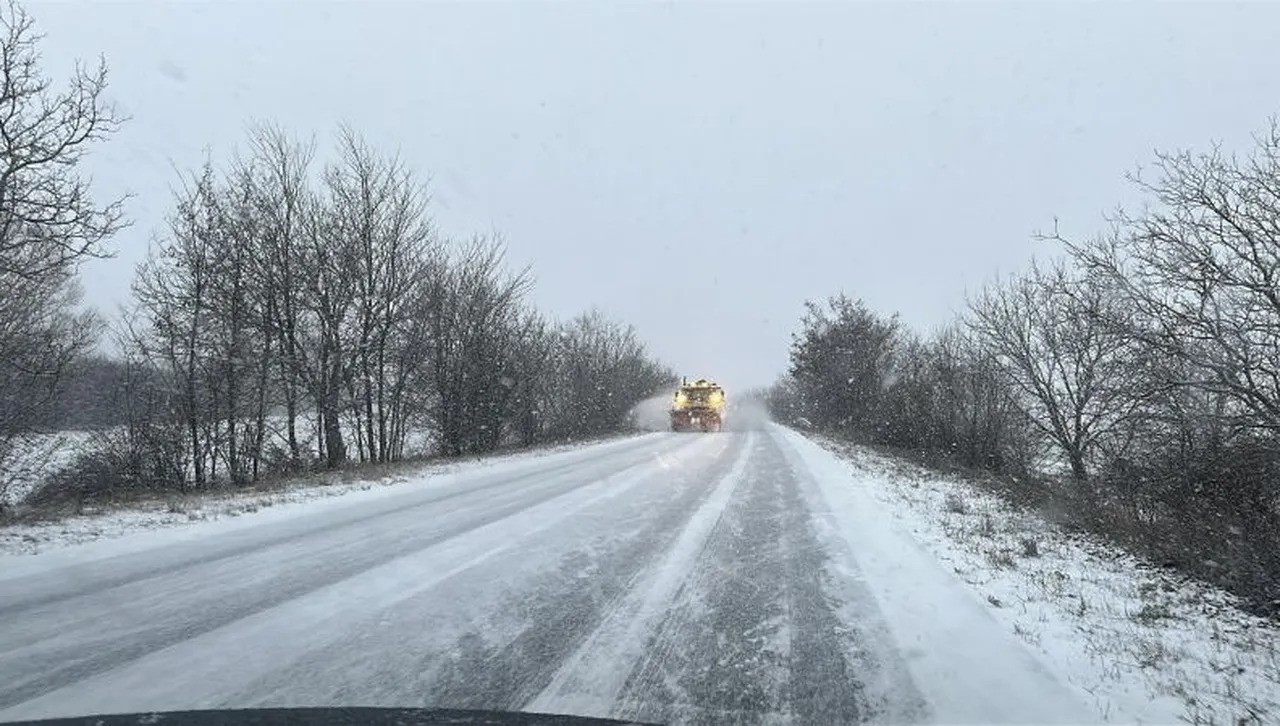 По заледените булеварди във Варна са закъсали тежкотоварни автомобили 