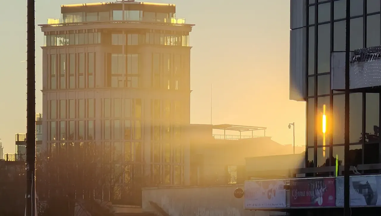 Облачността над страната се разкъсва, слънчево почти през целия ден