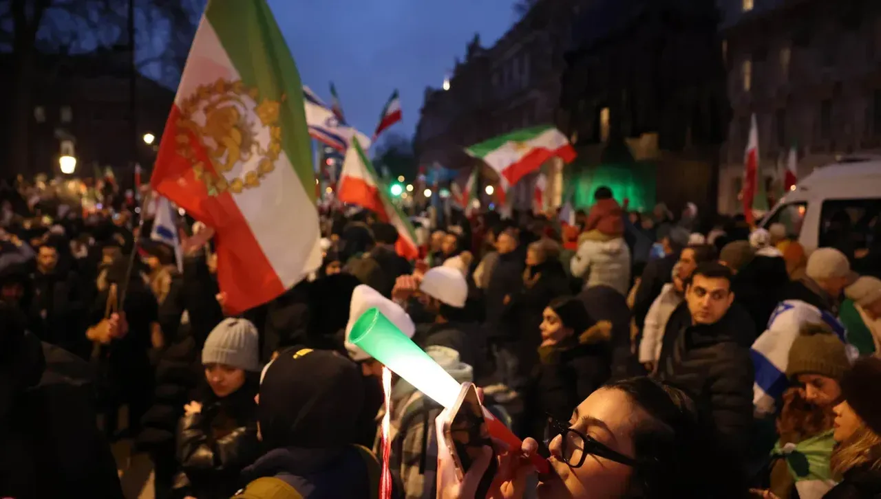 Ескалация в Иран: Протестиращи се сблъскаха с лоялисти на режима