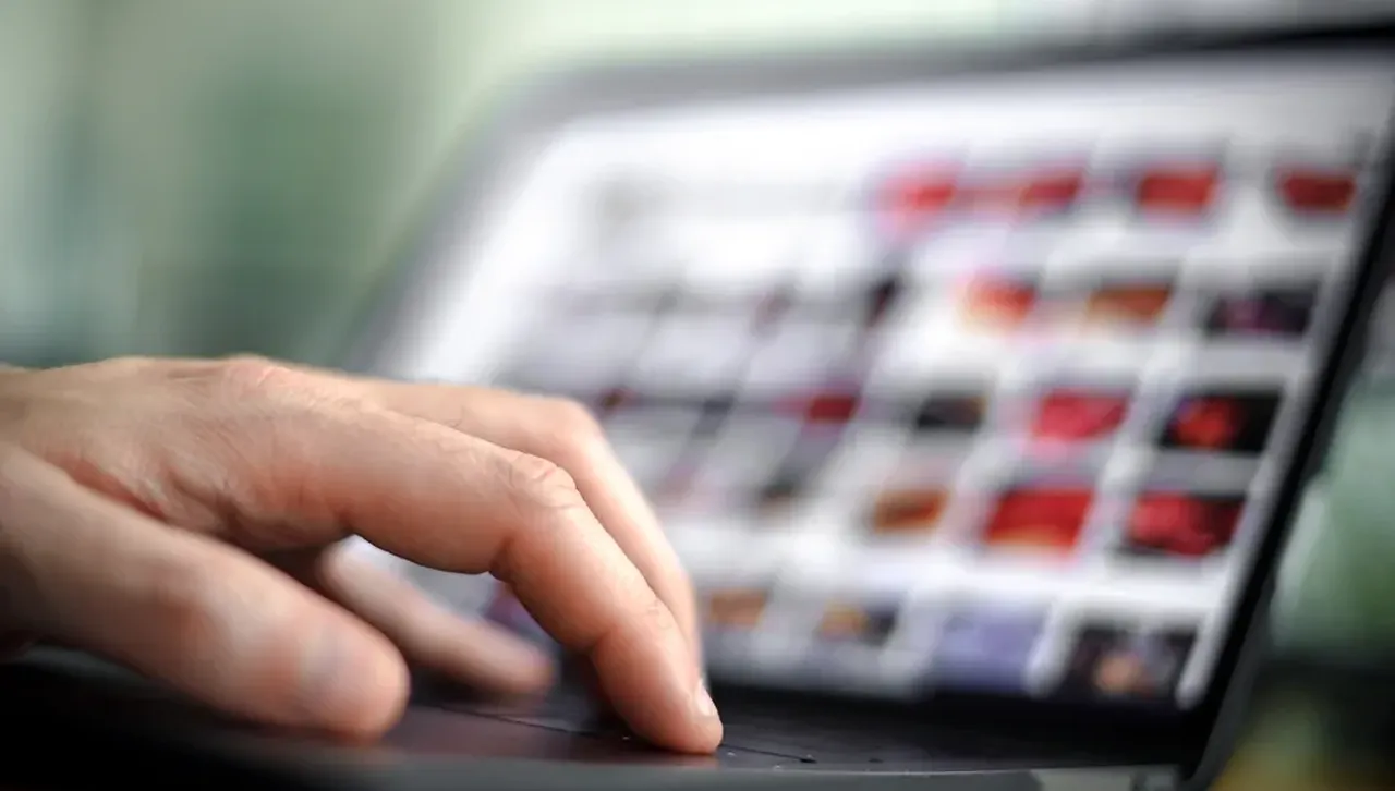  Сексуалното изнудване намира мощ: Шпионски софтуер снима жертвите, докато гледат съдържание за възрастни