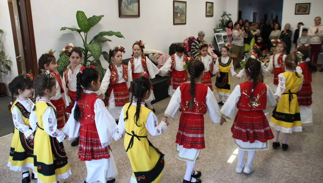 Лазарки посетиха Община Тетевен, отправиха пожелания за здраве и късмет