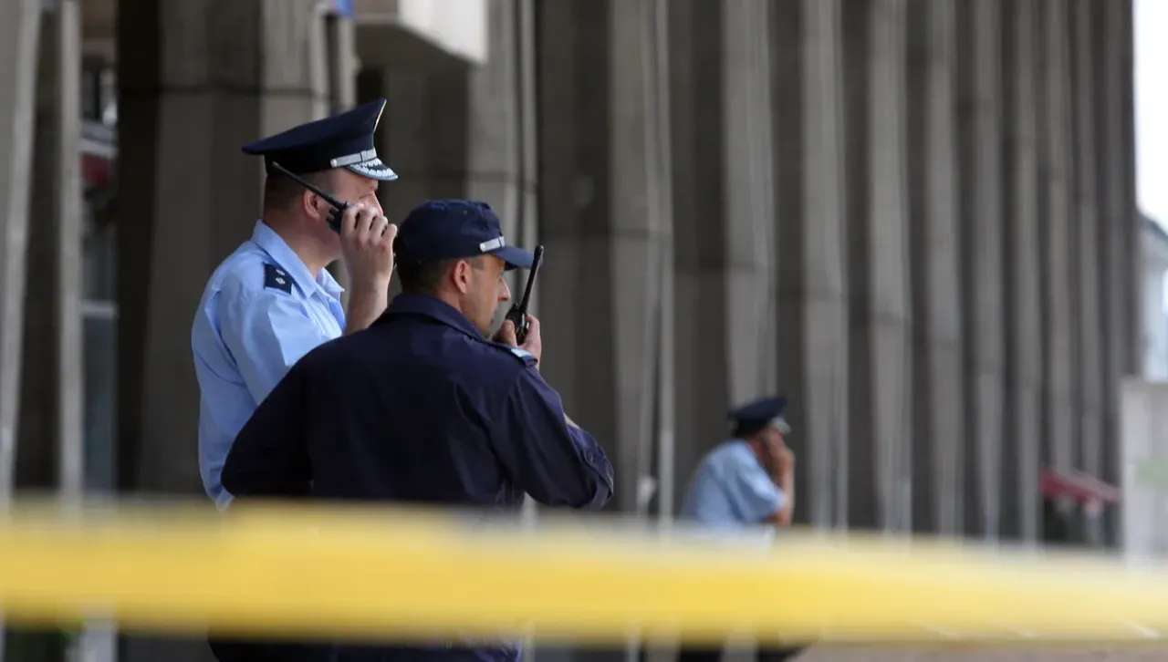 Нападателят е задържан малко по късно от екипите на полицията