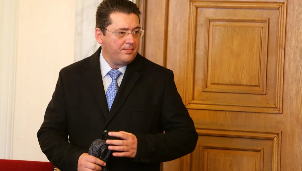 Съветник на Радев осъди Прокуратурата за 100 бона