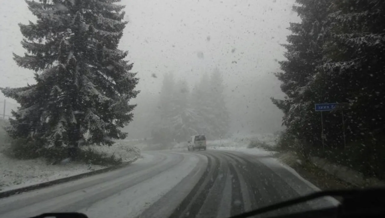 И тази година снегът ни изненада: Автомобили закъсаха на Петрохан