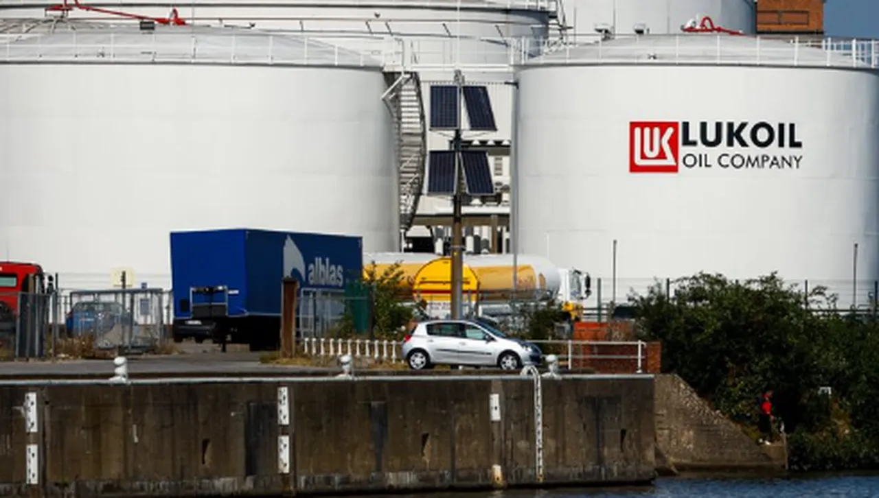 Икономист: Законът за „Лукойл“ крие риск от одържавяване и възможност Русия да съди България