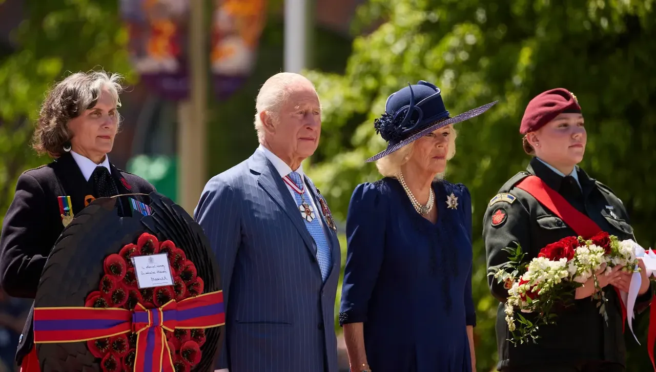 Крал Чарлз III и кралица Камила изразиха дълбок шок и възмущение от нападението с нож във влак